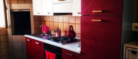 Geladeira, fogão, cooktop, cafeteira/chaleira