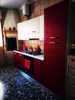 Kühlschrank, Ofen, Herdplatte, Wasserkocher mit Kaffee-/Teezubehör