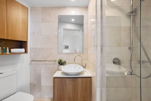 Douche, sĂšche-cheveux, serviettes fournies, shampoing
