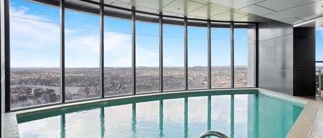 Una piscina cubierta