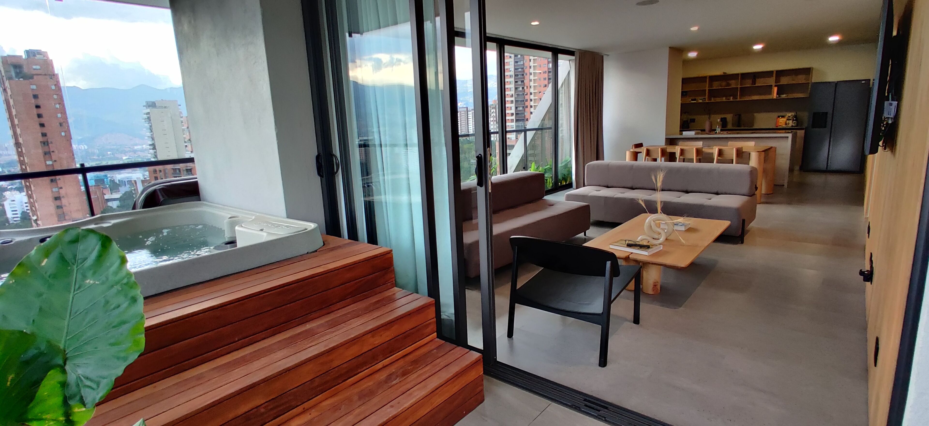 Una sala de estar moderna con un sofá, una mesa de centro y un jacuzzi.