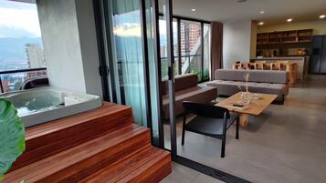 Una sala de estar moderna con un sofá, una mesa de centro y un jacuzzi.