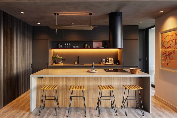 Appartement Deluxe | Cuisine privée | Réfrigérateur, four à micro-ondes, surface de cuisson, lave-vaisselle