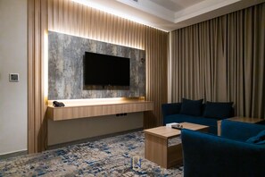 华丽套房, 2 间卧室 | 起居区 | 液晶电视