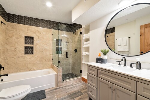  Gorgeous 2 BDRM - Central to Ski Resorts and Outdoor Recreation