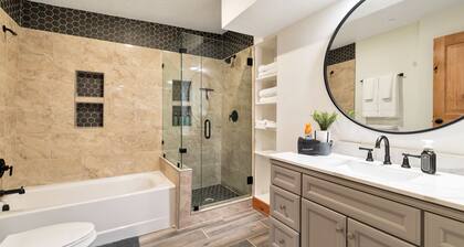 Gorgeous 2 BDRM - Central to Ski Resorts and Outdoor Recreation