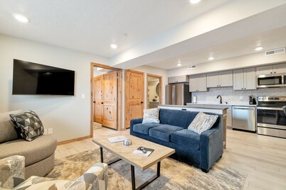  Gorgeous 2 BDRM - Central to Ski Resorts and Outdoor Recreation