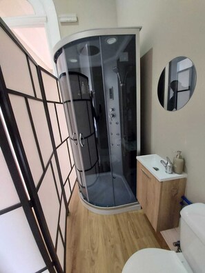 Habitación triple | Baño | Ducha y cabezal de ducha tipo lluvia
