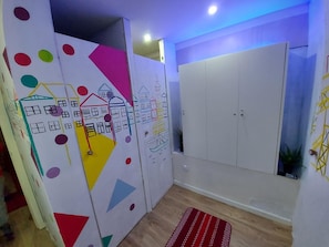 Shower, rainfall showerhead, free toiletries, hair dryer - EVOLUE HOTEL (Porto)