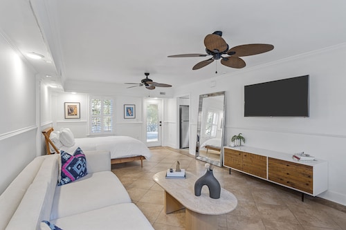 10 mins to Downtown and beach - Shem Creek Suite