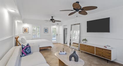 10 mins to Downtown and beach - Shem Creek Suite
