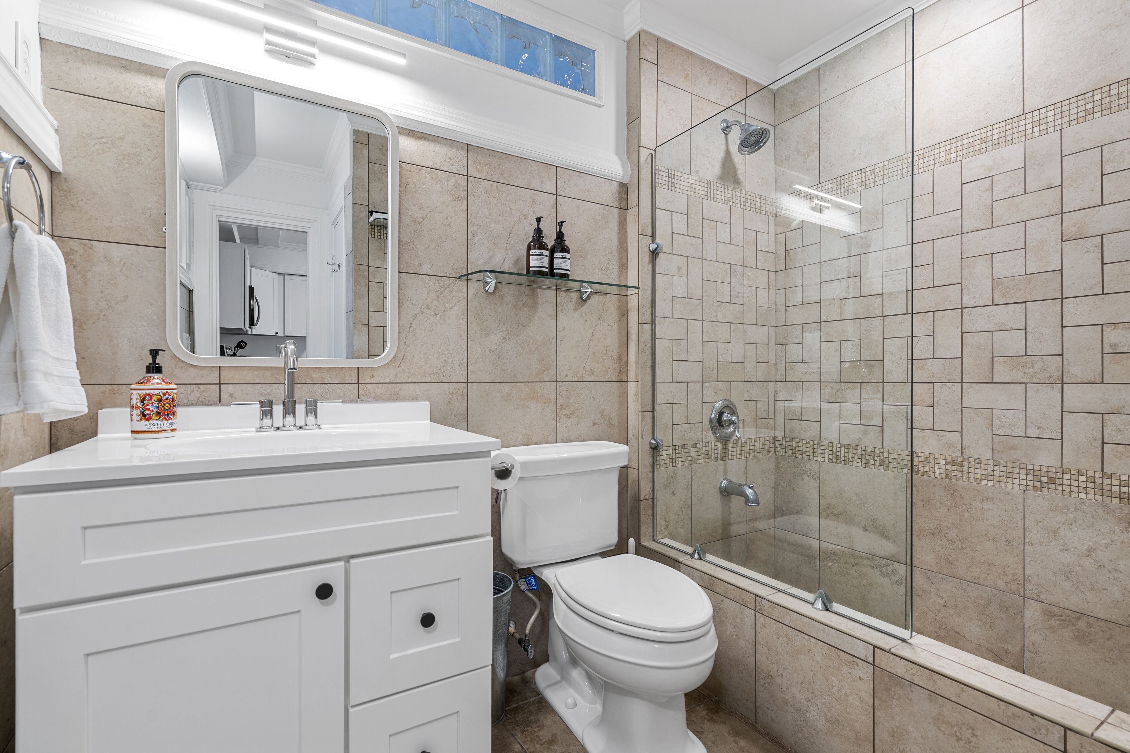 Combined shower/bathtub, hair dryer, towels, soap