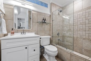 Ensemble douche/baignoire, sèche-cheveux, serviettes fournies, savon