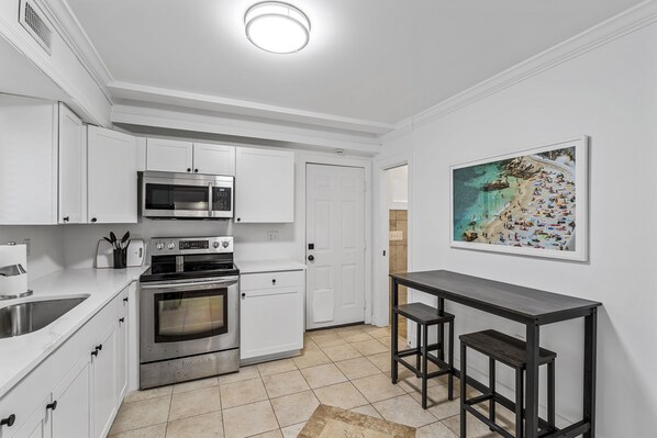 雪櫃、微波爐、焗爐、爐具