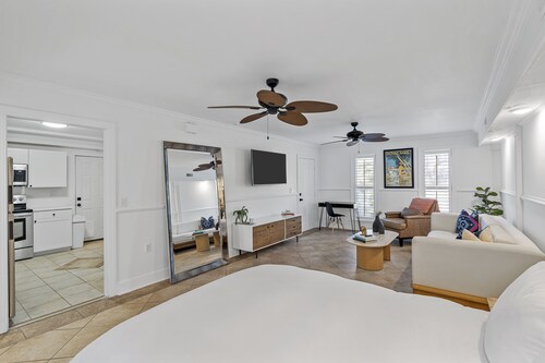 10 mins to Downtown and beach - Shem Creek Suite