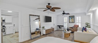 10 mins to Downtown and beach - Shem Creek Suite