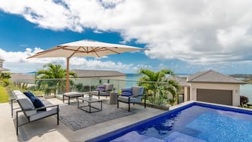 2 albercas al aire libre, acceso de 06:00 a 22:00, y camastros