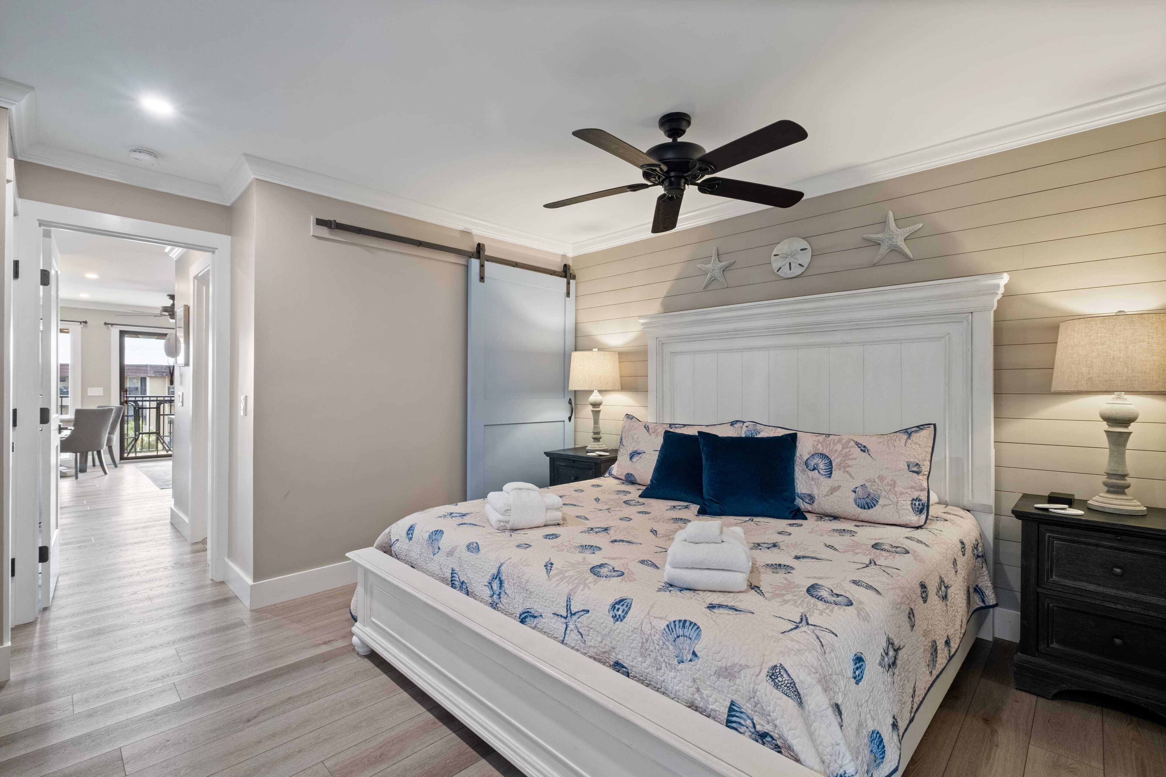 1 habitación, tabla de planchar con plancha y cuna de viaje 