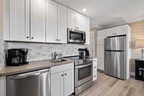 Geladeira, micro-ondas, fogão, cooktop