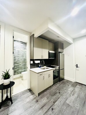 Frigorifero, microonde, forno, piano cottura