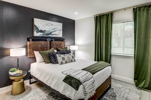 2 bedrooms, iron/ironing board, free Internet, bed sheets - Stylish Allen Home near Watters Creek Village (Allen)