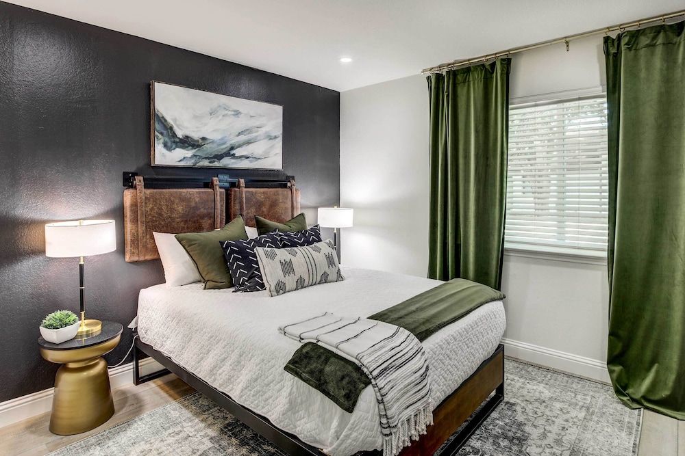 Stylish Allen Home near Watters Creek Village Allen FeWodirekt