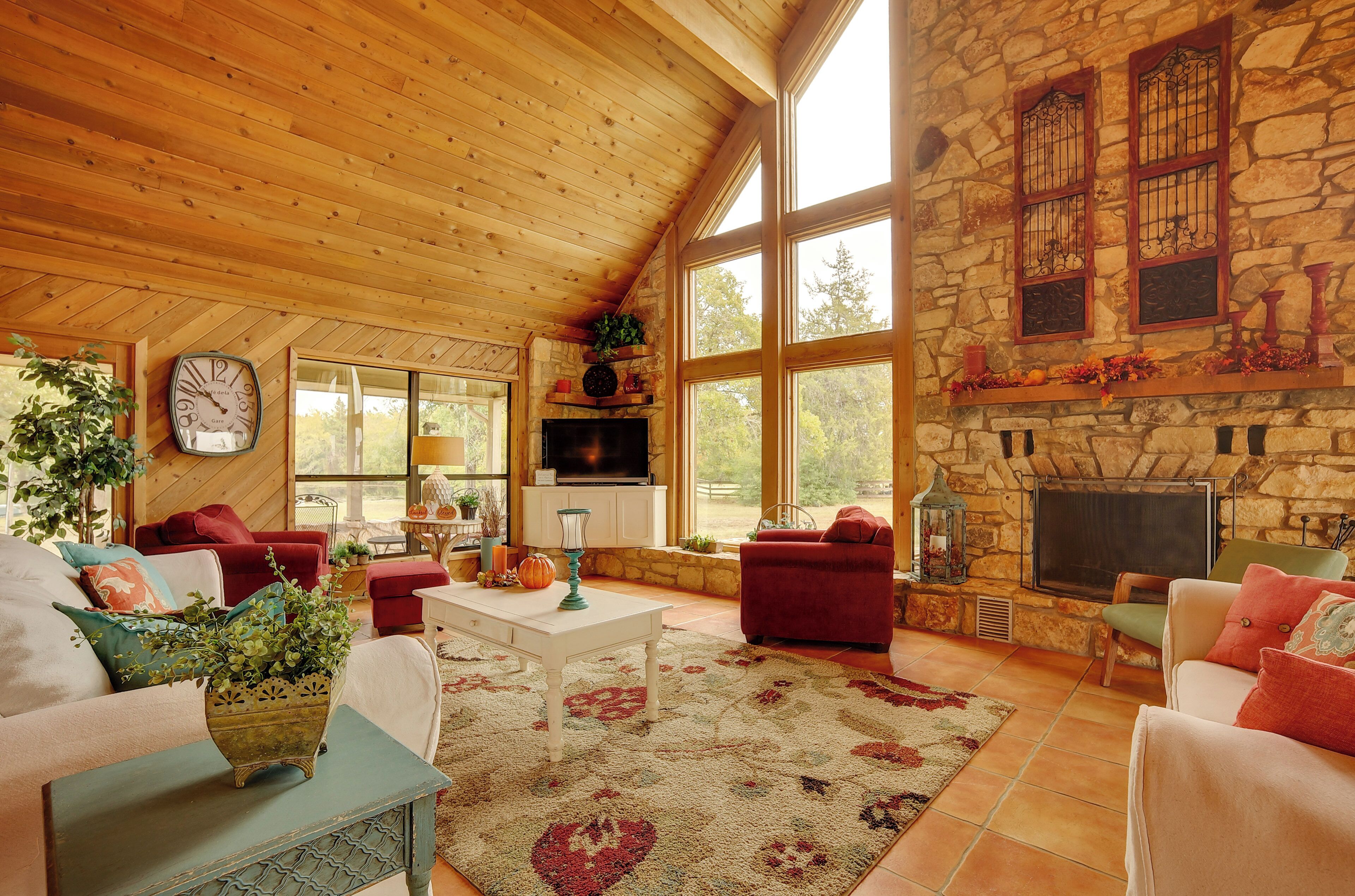 'Nini's Love' Cottage w/ Deck + Fishing Pond!