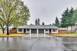 Ein zweigeschossiges Haus mit Garage, Vorgarten und Auffahrt.