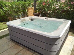 Outdoor spa tub