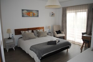 Superior Triple Room | Hypo-allergenic bedding, individually decorated, individually furnished - Casa Lagoa (Caldas da Rainha)