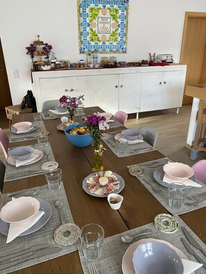 Café da manhã com buffet grátis todos os dias