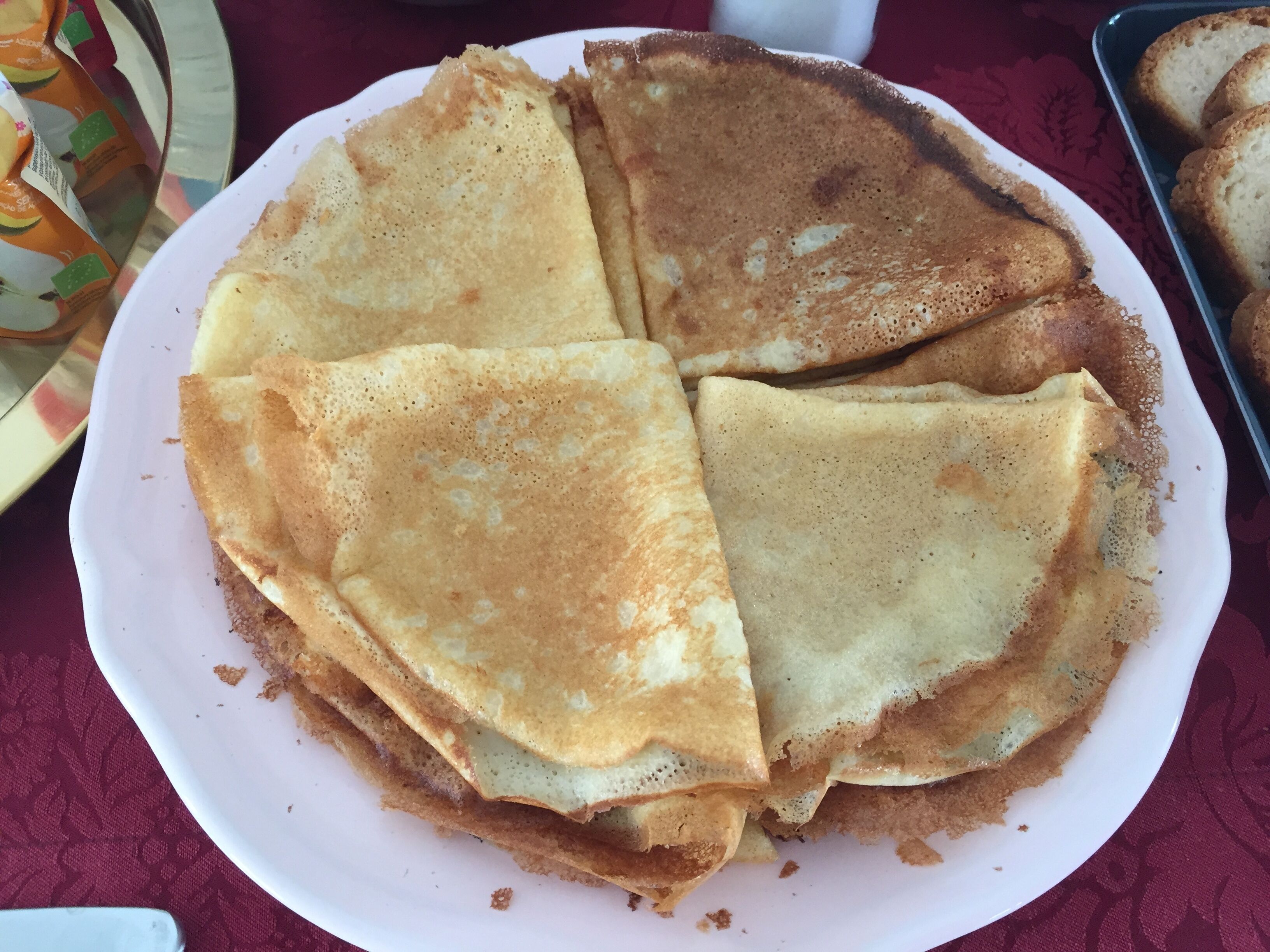 Ein Teller mit Pfannkuchen auf einem Tisch.