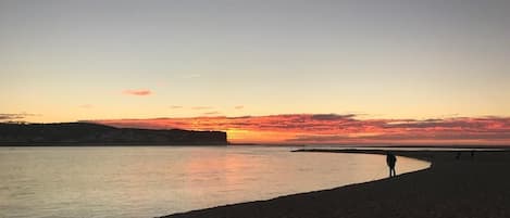 Beach nearby, white sand, beach cabanas, sun loungers