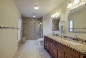 Ducha y bañera combinadas, secador de pelo, toallas y jabón