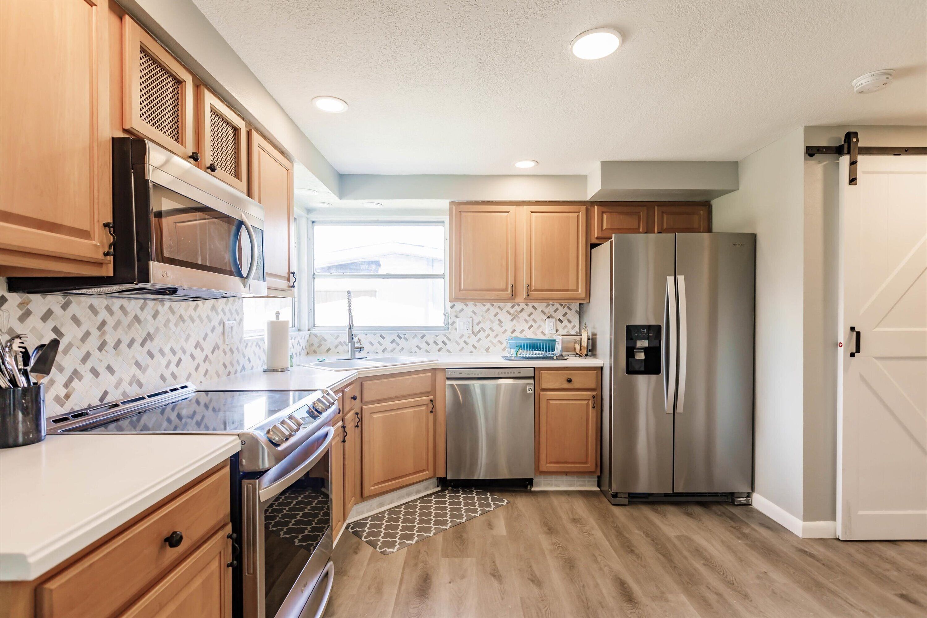 Coffee/tea maker, fridge, microwave, oven