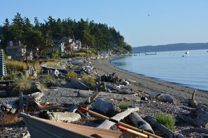 Tæt på stranden, liggestole, badehåndklæder