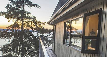 Cozy Camano Island Retreat & Gallery w/beach access.