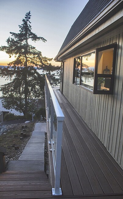 Cozy Camano Island Retreat & Gallery w/beach access.