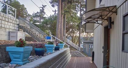 Cozy Camano Island Retreat & Gallery w/beach access.