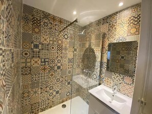 Dusche, Haartrockner, Handtücher, Seife