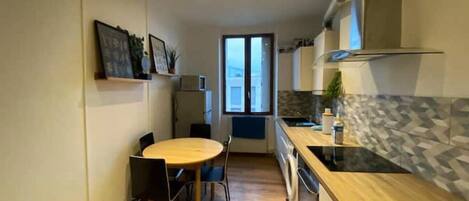 Réfrigérateur, micro-ondes, four, plaque de cuisson