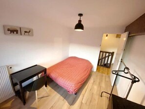 4 bedrooms, desk, iron/ironing board, free WiFi