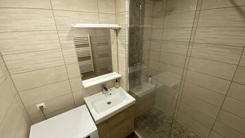 Douche, sèche-cheveux, serviettes fournies, savon