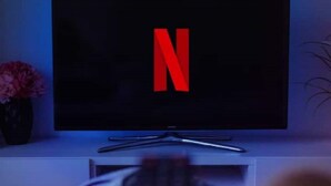 A television with the Netflix logo on a white stand. - 017 CHIC & COSY F2 53m2 HYPERCENTRE WIFI SMART TV NETFLIX (Saint-Étienne)