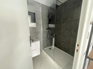 Dusche, Haartrockner, Handtücher, Seife