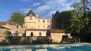 A swimming pool with a building in the background. - Chateau de la Mothe (Saint-Sulpice-en-Pareds)