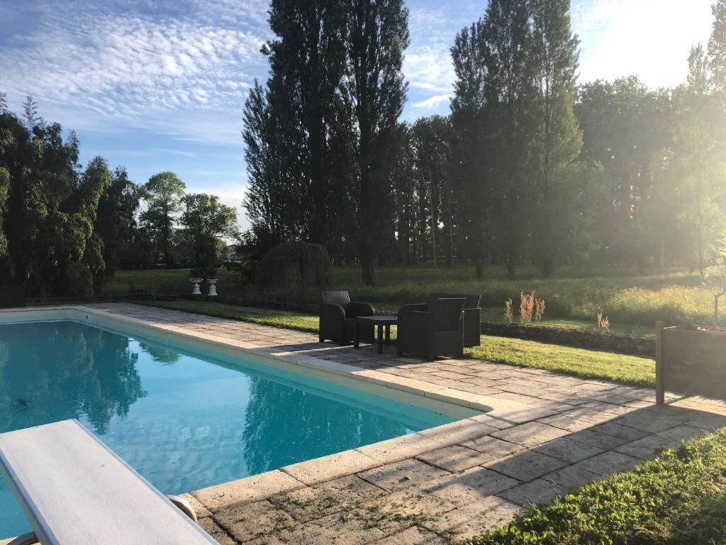 Una piscina al aire libre de temporada