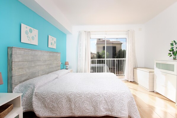 3 slaapkamers, een strijkplank/strijkijzer, reisbedje, gratis wifi