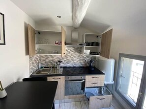 Kühlschrank, Mikrowelle, Ofen, Herdplatte