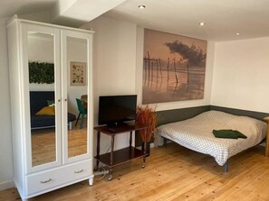 1 chambre, bureau, fer et planche à repasser, Wi-Fi gratuit